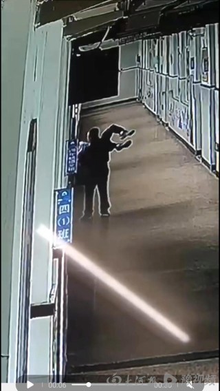 温州一小学生被老师拎起身子，悬空探出3楼窗外吓唬，警方已立案