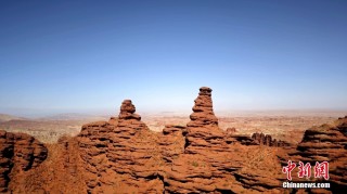甘肃张掖：平山湖大峡谷群峰耸立 红色砂砾岩层层次清晰